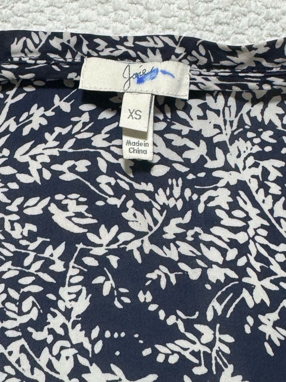 Joie Suela 100% Silk Navy/White Print Cap Sleeve Size S Lightweight Blouse - Picture 6 of 12